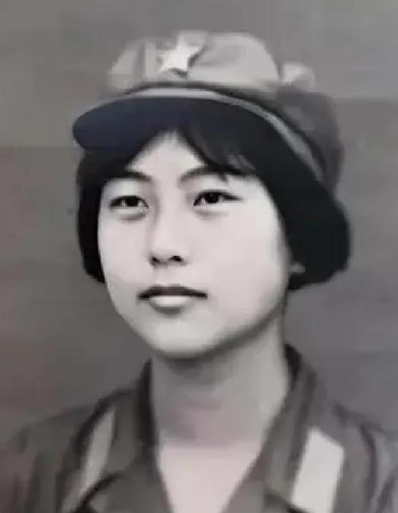 1982年女飞行员刘晓连在驾驶飞机爬升至700米时，突然被一架歼击机撞击，伴随一
