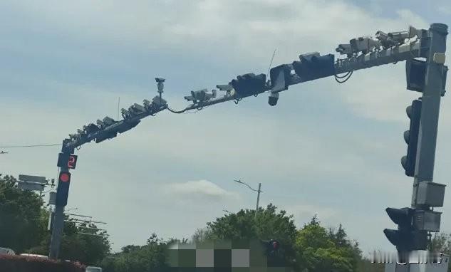 你能想象吗？一条公路的两根立杆上，居然装了18个摄像设备、24个补光设备，这密度