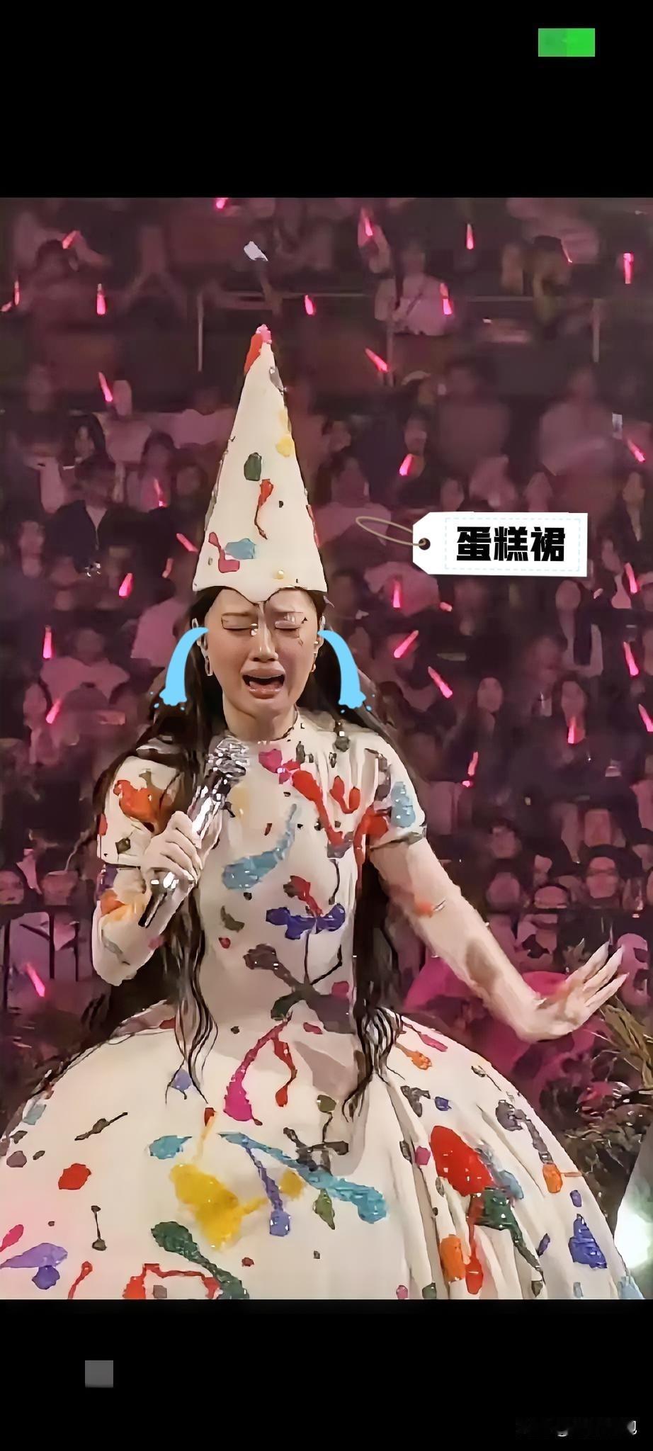 单依纯的唱功早已收获不少认可，没想到这次成都演唱会，大家的目光都被她的舞台装束吸