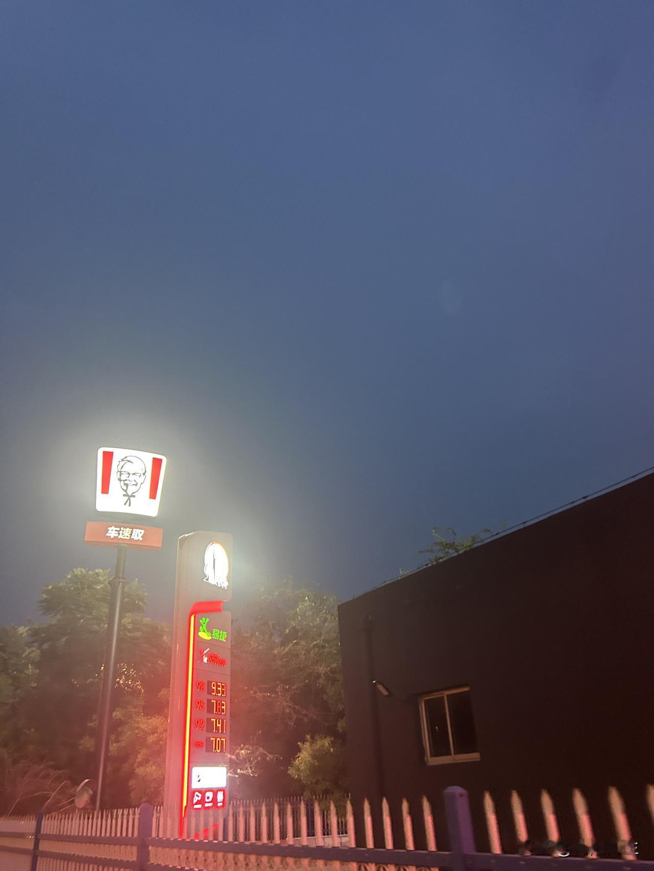 家里做再好的饭菜对孩子来说都比不上肯德基餐厅里的汉堡炸鸡可乐。

我是给她们姐俩