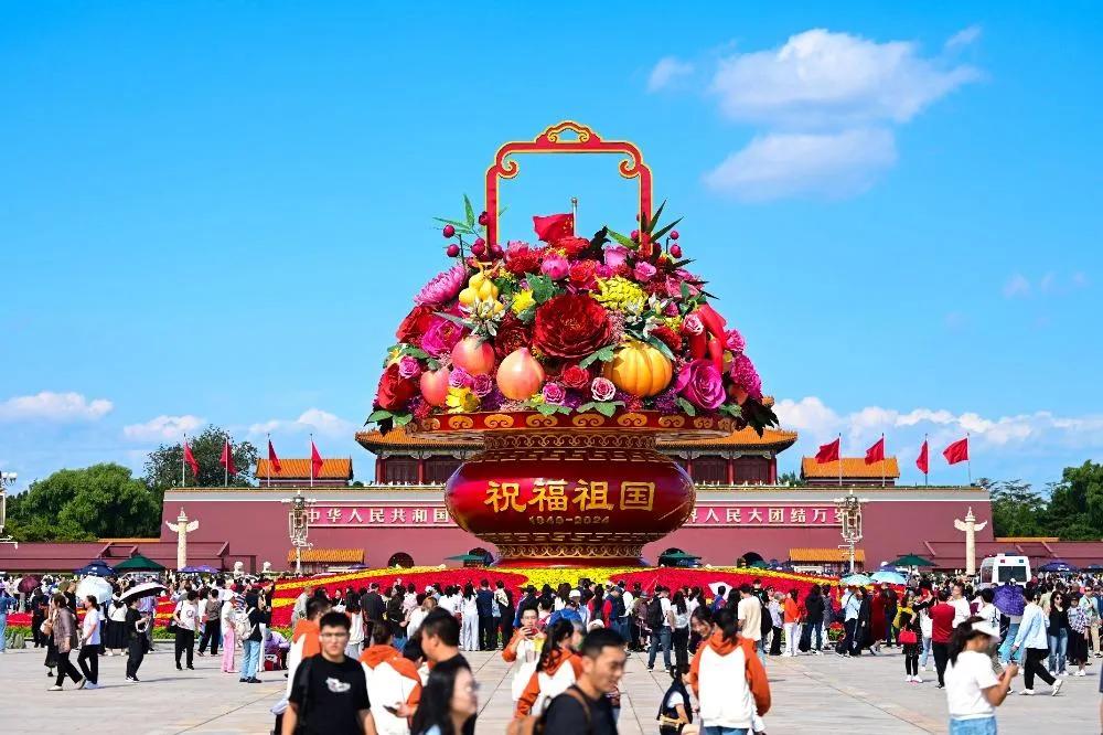 七十五载风华正茂，
祖国母亲笑颜开。
山河壮丽千秋画，
华夏儿女共辉煌。

从长