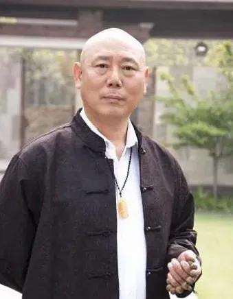 李成儒在儿子六岁时将其与妻子赶出家门，后在五十多岁时感到愧疚，提出给儿子买100