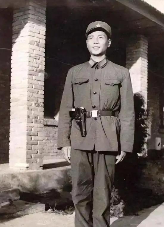 1985年春天，云南省麻栗坡烈士陵园来了一个女人。

她才四十出头，但一头头发几