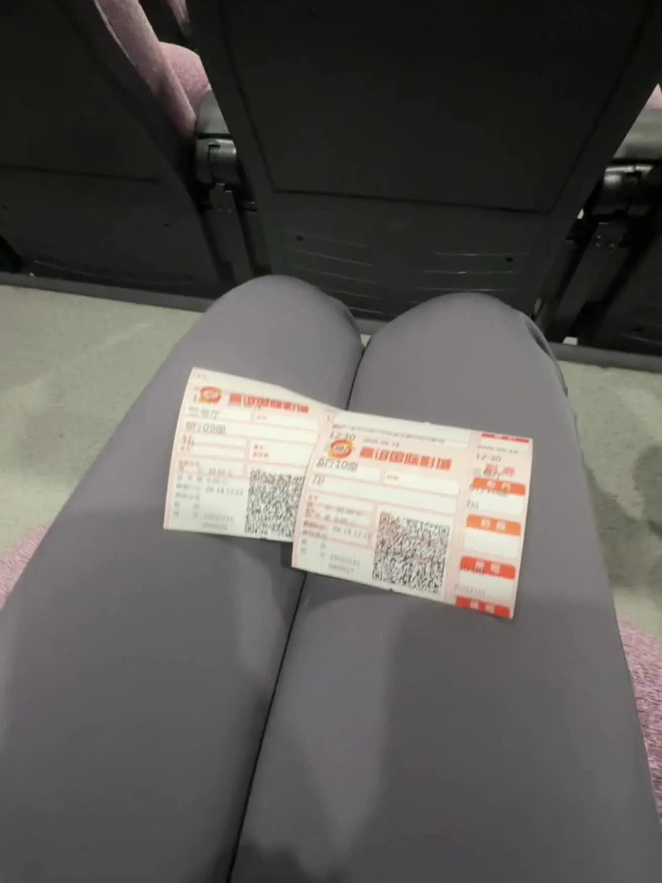 “别回头，向前走，出口有光，有人间烟火，有国泰民安。”别忘记，来时路...