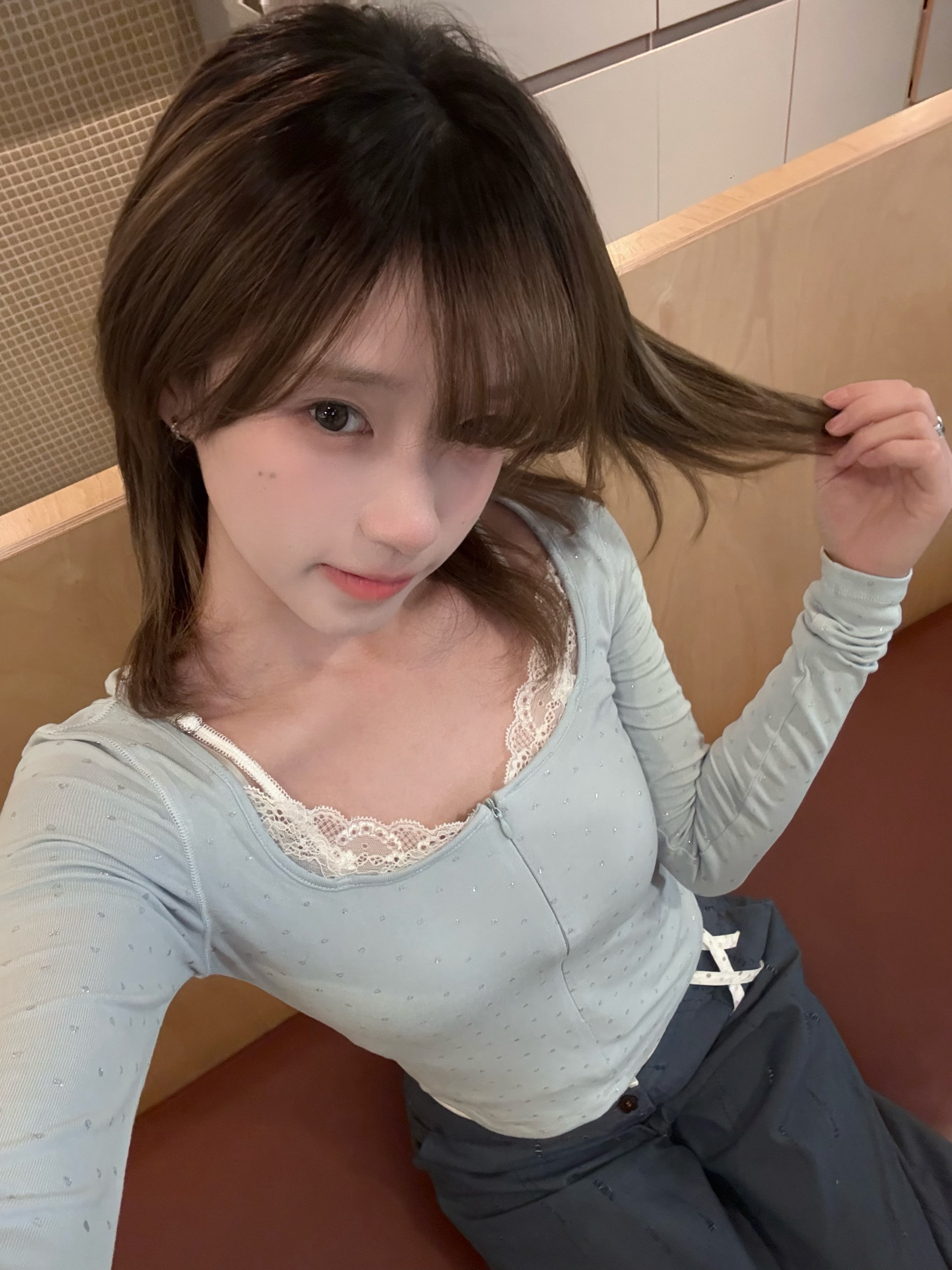 偶尔蓝色上衣 ariseism裤子 朋友的（不知道是啥牌子）发色 冷棕色眼珠 氧