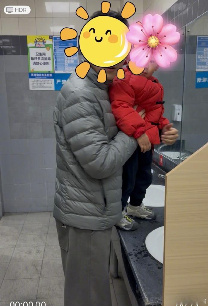 一个爸爸抱着儿子站在洗手台上撒尿，被人阻止后反怪对方吓到孩子，直到那人掏出手机要