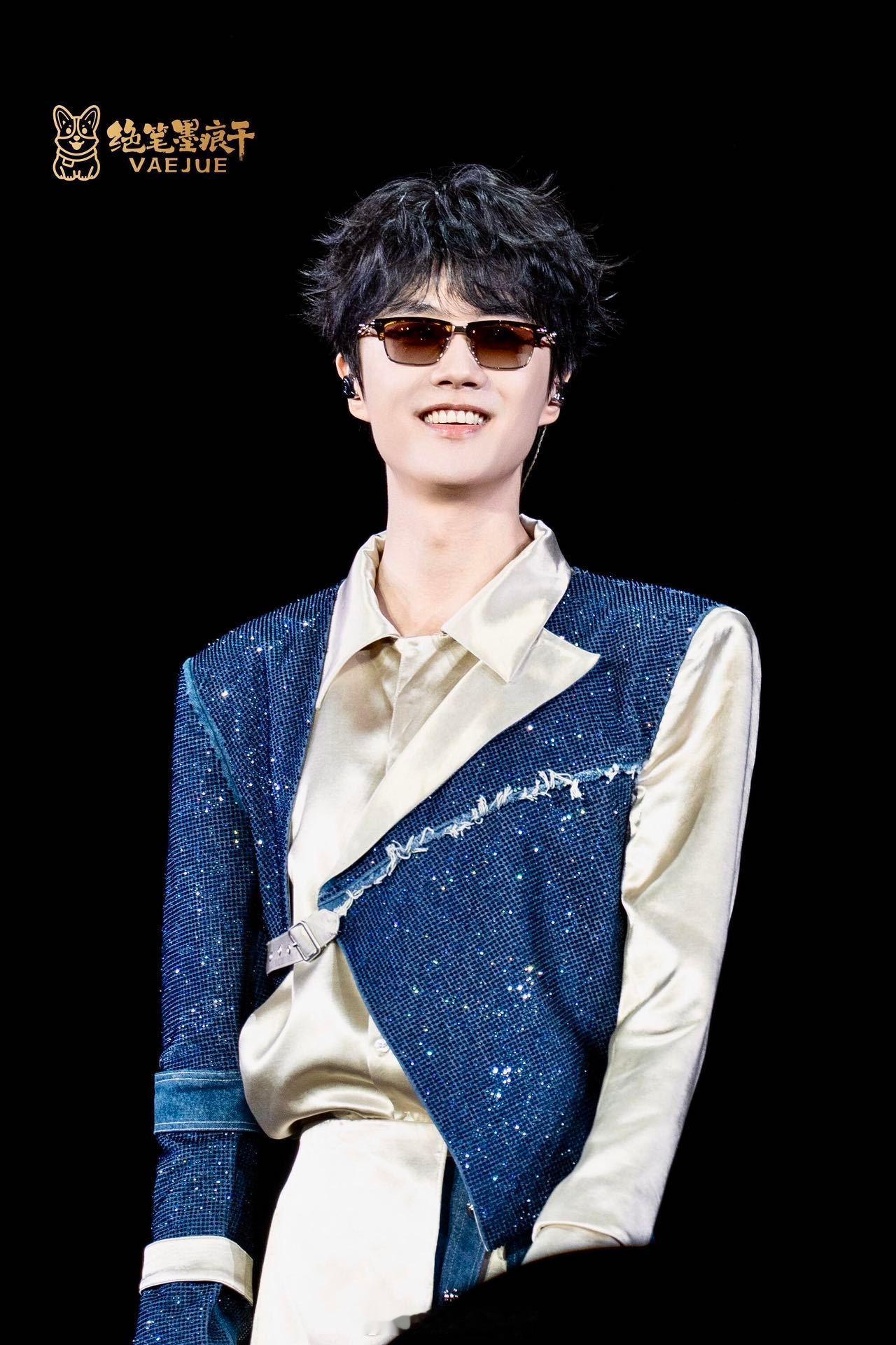 许嵩哽咽了他为歌迷准备了一整晚的惊喜，而我们，为他准备了一整座城的奔赴。这就是双