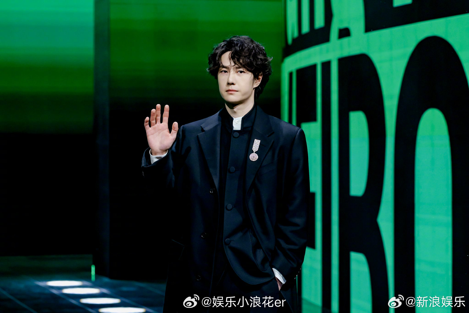 喵娲娲 微博电影之夜光影毯 家人们，想念帅气的红毯了，在这次喵娲娲新设计的电影之