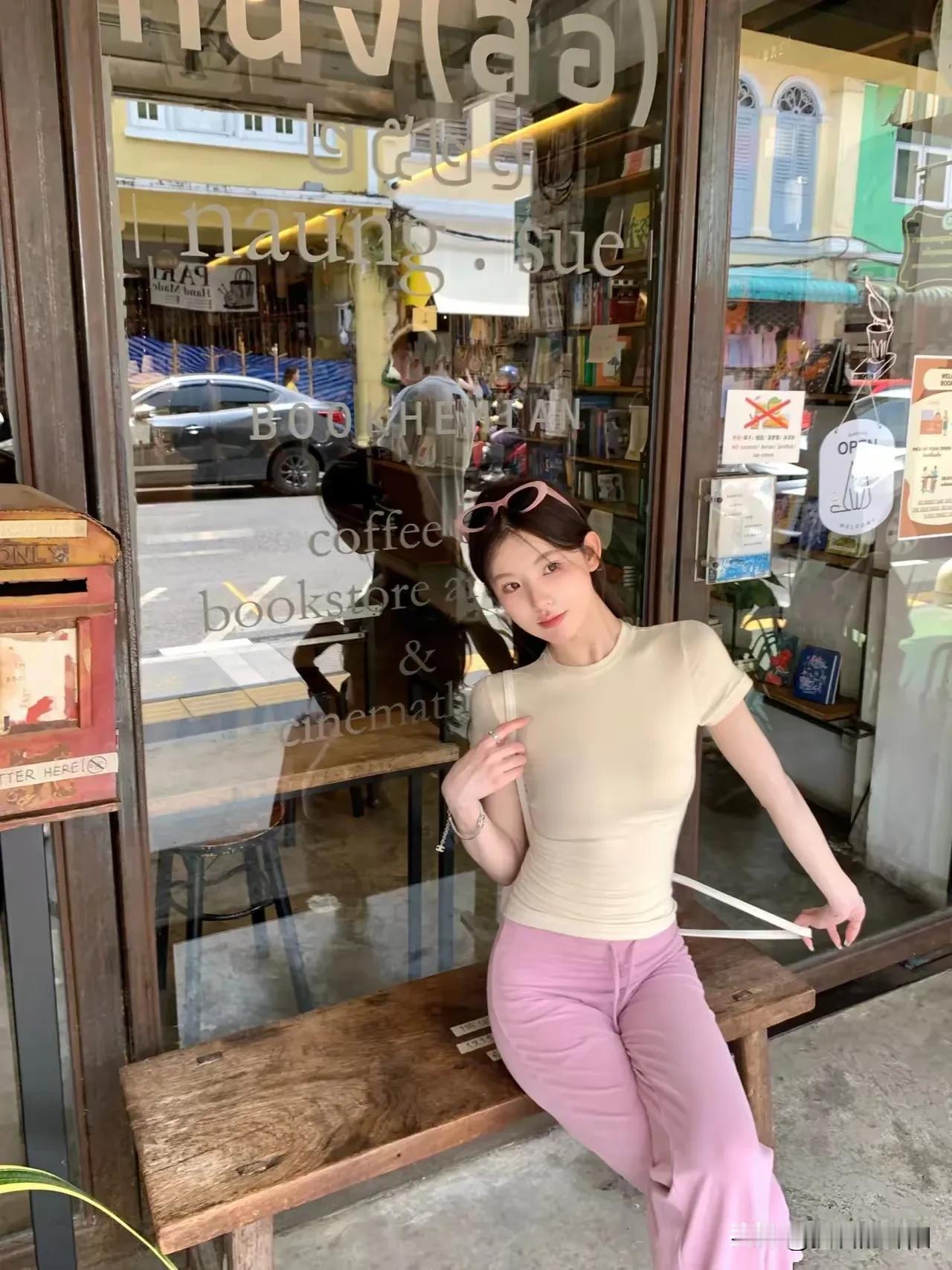在咖啡书店的门口，享受悠闲的午后时光📚☕️