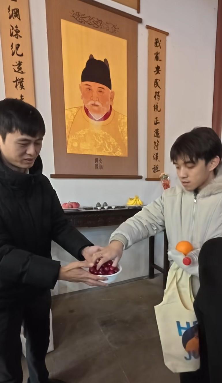 明孝陵游客祭祀后供品与诸君分享，一切都好自然，好亲切，来者都是汉家人
之前的那个