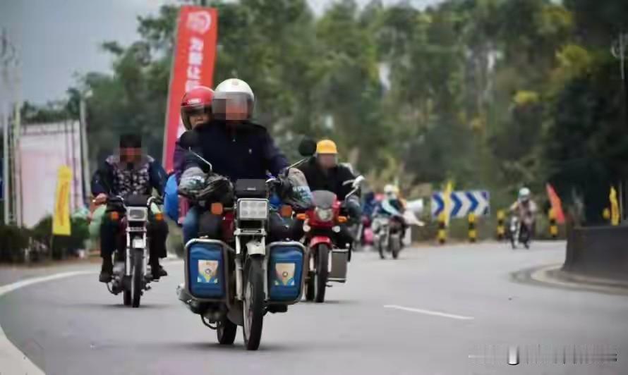 2026年5月实用技巧：摩托车上坡熄火，三秒自救法：

1️⃣ 捏死离合+踩死后