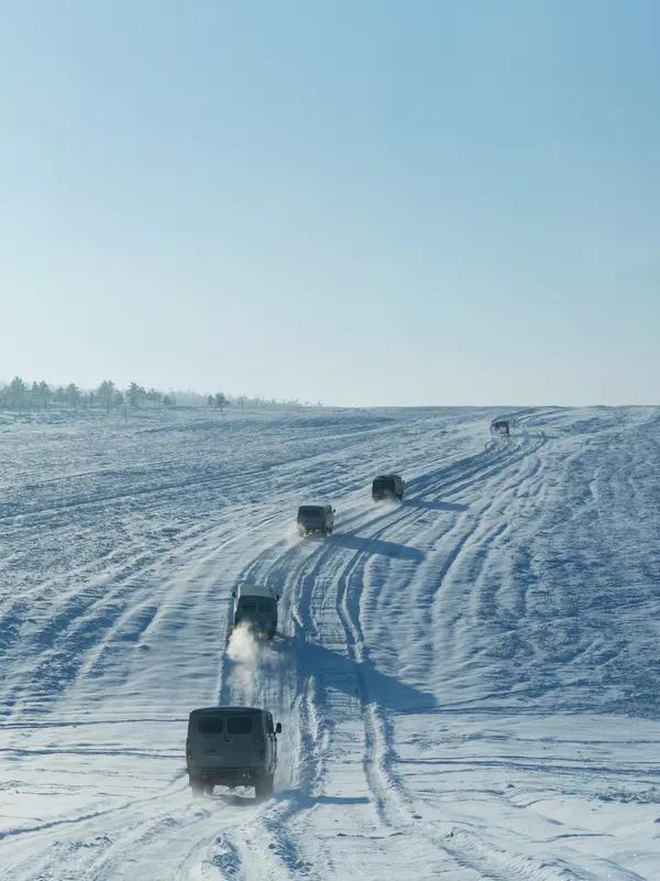 2月20日，一则噩耗传来，一辆载有8名中国游客的“小钢炮”车在俄罗斯贝加尔湖奥利