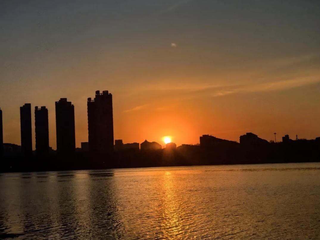 城市的傍晚，夕阳西下，那落日余晖美得让人沉醉。太阳就像个调皮的家伙，在下班路上把