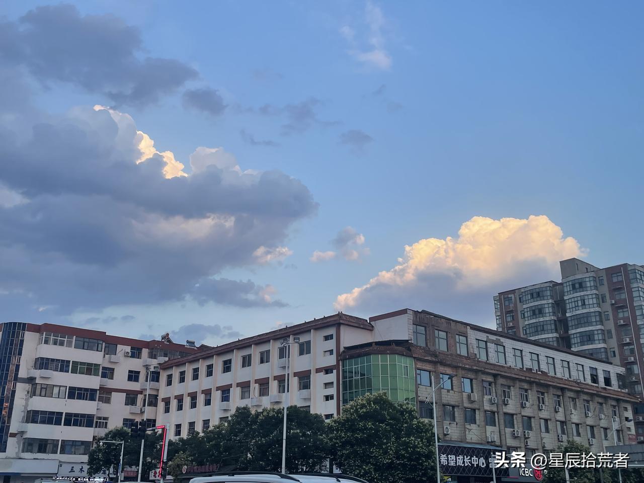 奔波半生才懂，安稳平淡胜过万般风光

忙完一整天繁杂工作，开着车往家赶，路口等红
