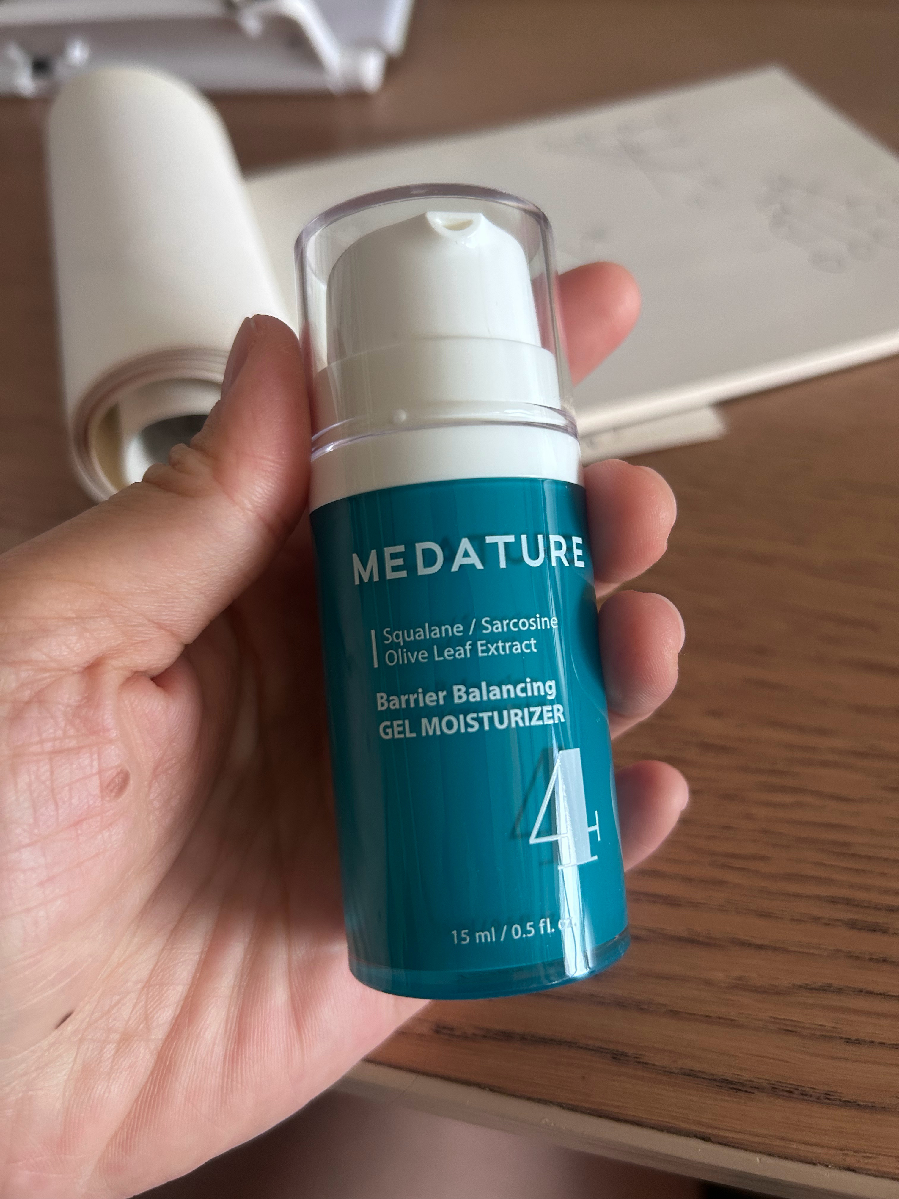 朋友送的一个保湿露我没听过的品牌米国的喂很好用哦我最近打了一次光子续费卓正会员送