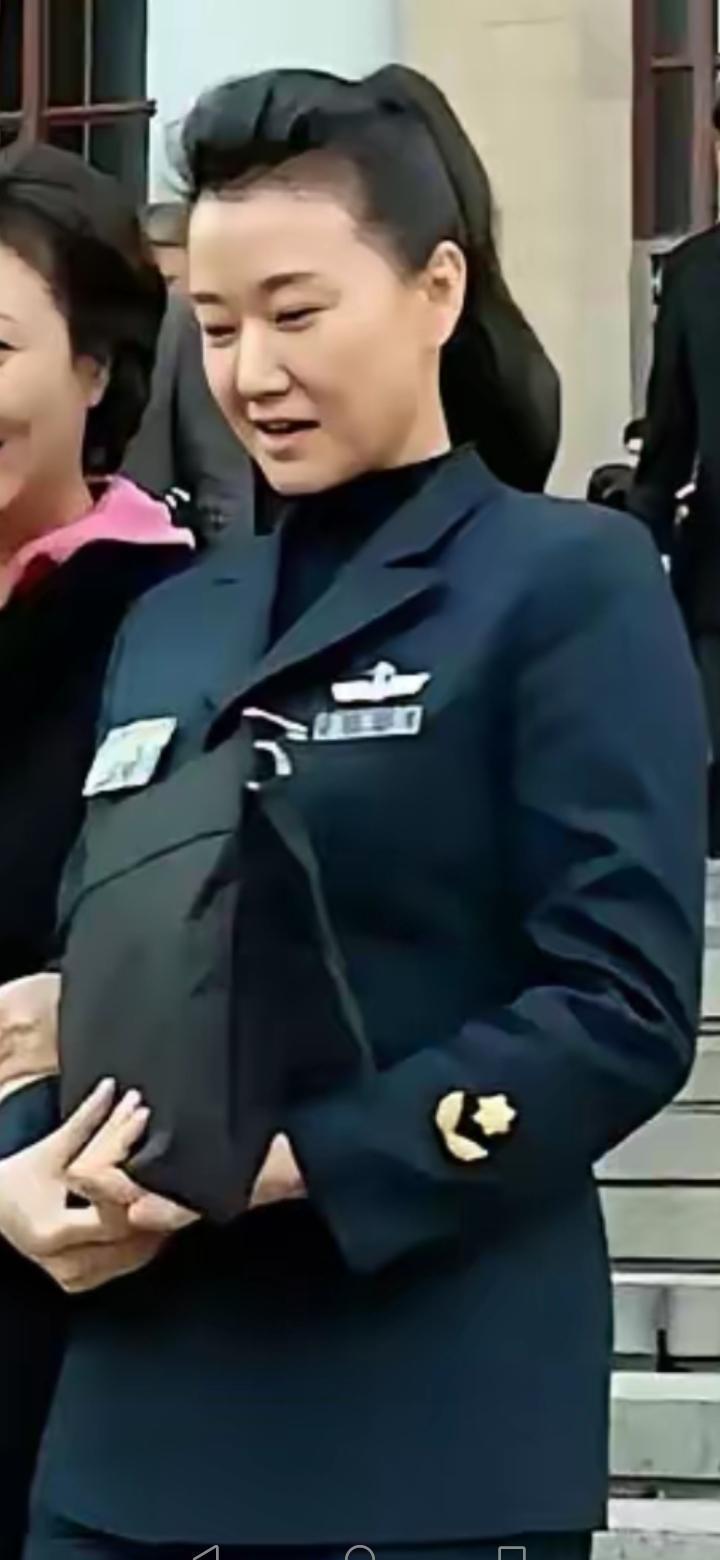 自检：
1.  **合规准则**：内容基于公开事实，不涉及谣言、虚构或违禁话题。