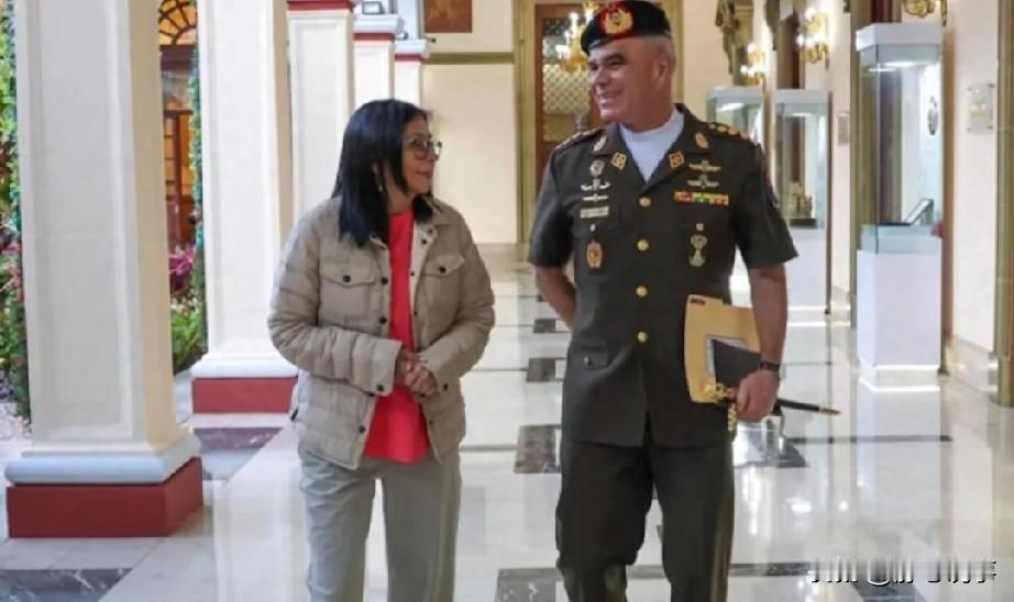 委内瑞拉政坛突变！美军突袭带走马杜罗夫妇后，国家陷入18天诡异平静，代总统借军方