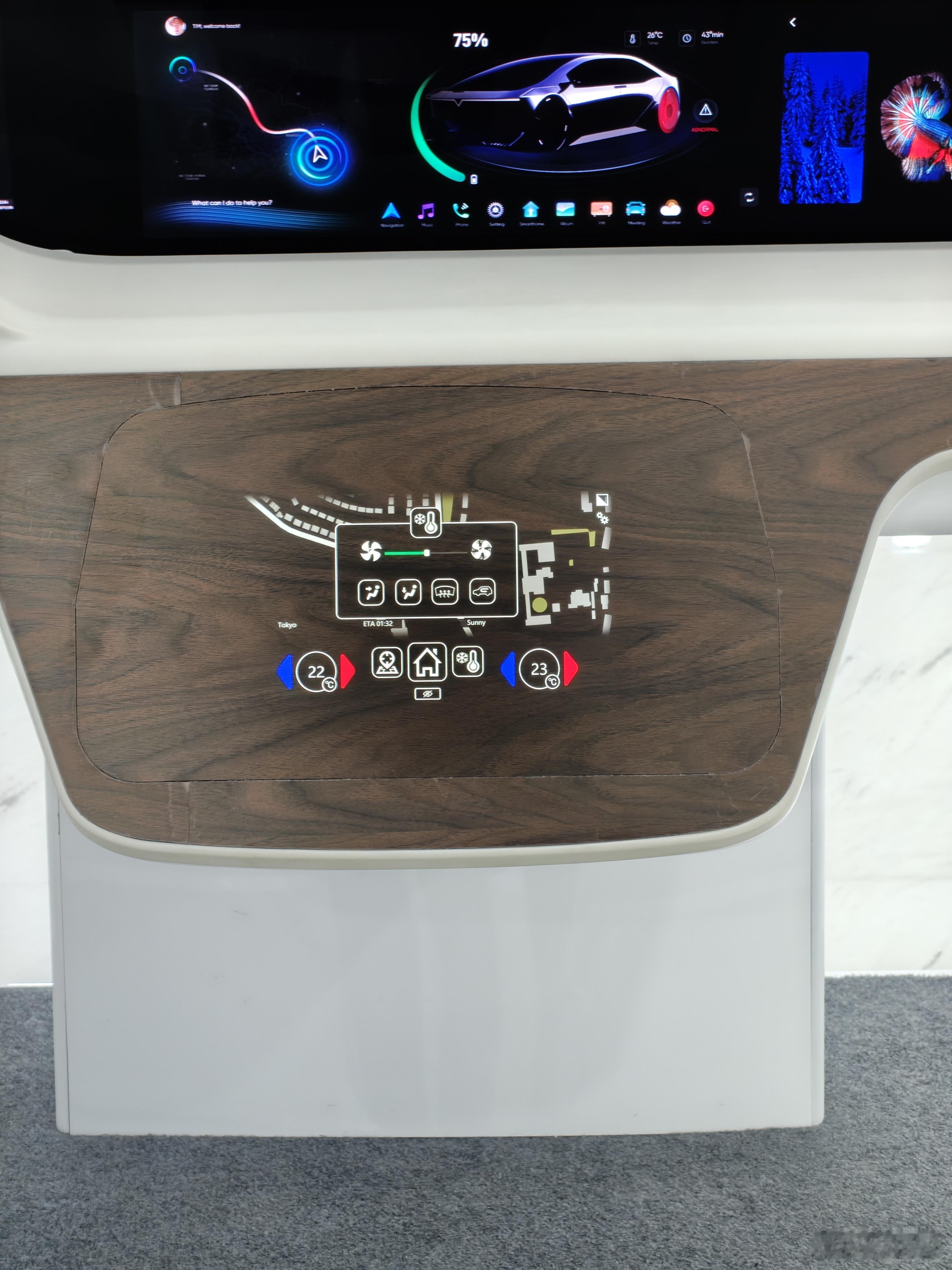 一早来天马武汉G6生产线参观，刚刚在成品展示区发现一款叫“木纹屏”的屏幕，挺有意