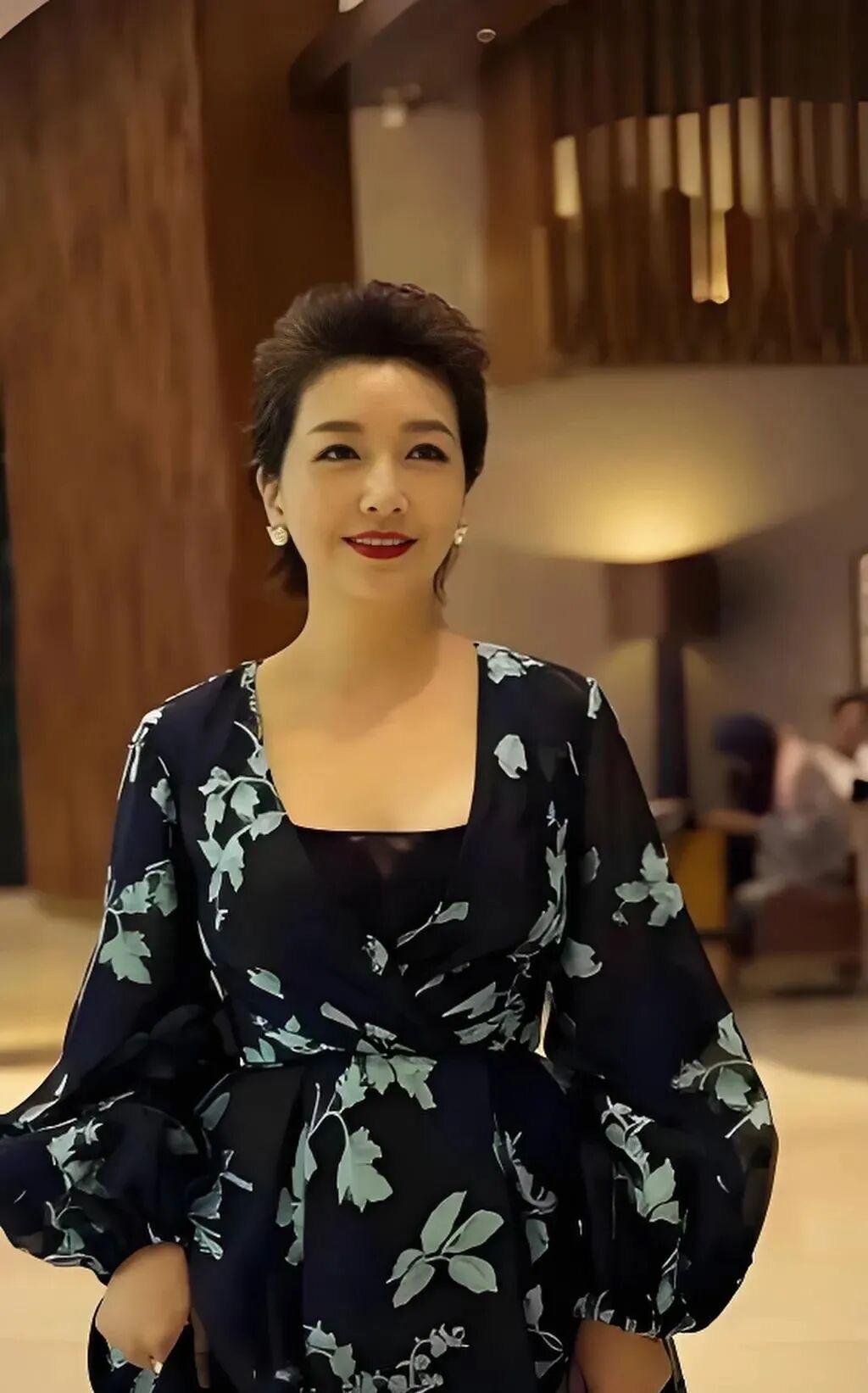 花博园里的触动，藏着半生的遗憾与温柔

今日漫步花博园，满园繁花绚烂，目光却不经