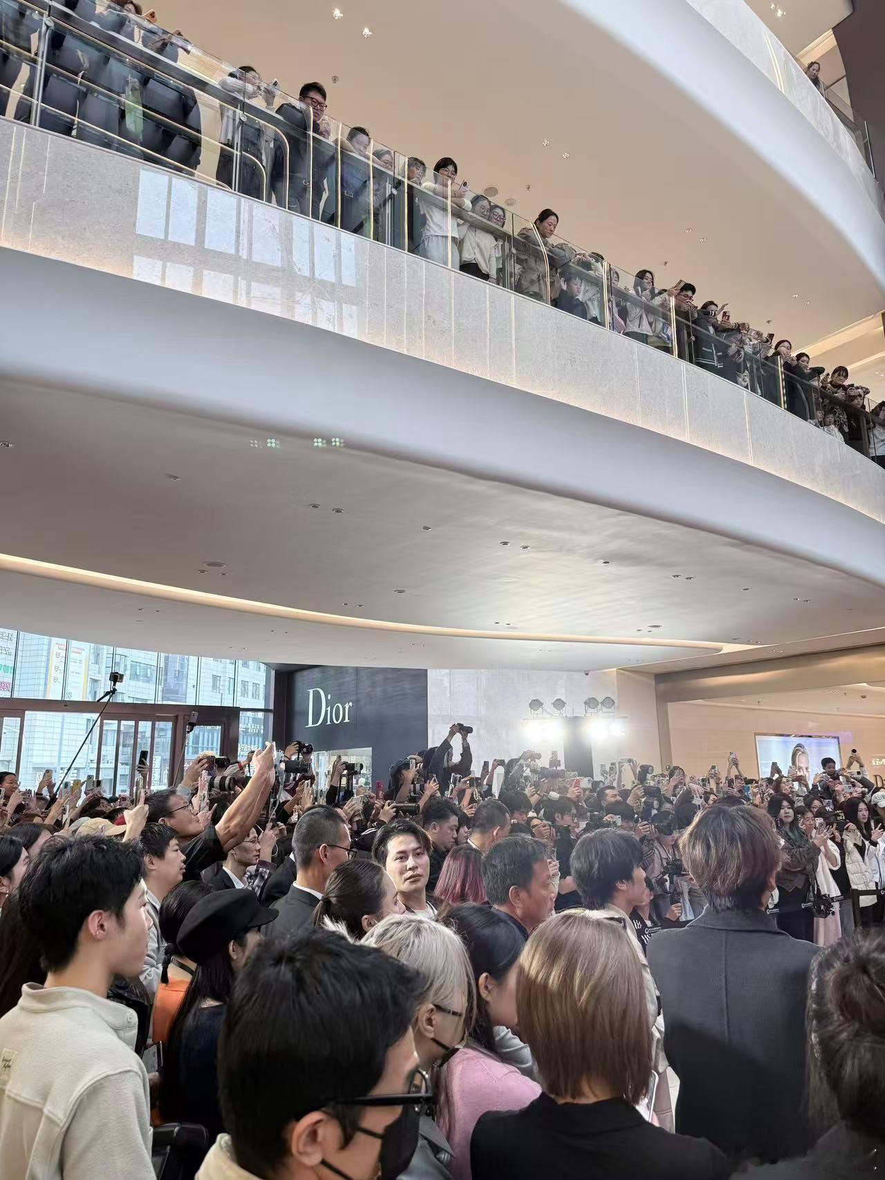 郭俊辰线下人气 郭俊辰线下活动现场也太热闹了，金丝眼镜搭灰白造型超显清爽，一出场