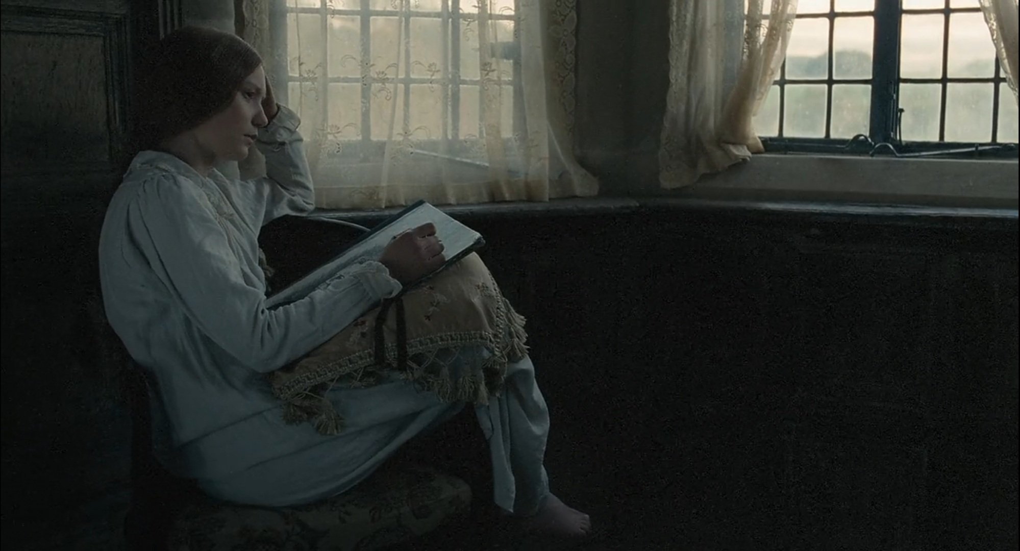 此时谁在世界的某处哭，无端地在世界中哭，为我哭。此时谁在黑夜的某处笑，无端地在黑