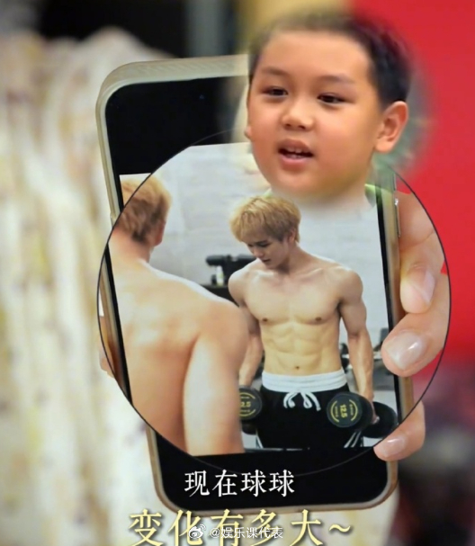王艳儿子腹肌照 王艳19岁儿子近照，染了黄发露出六块腹肌，完全爱豆啊！ ​​​
