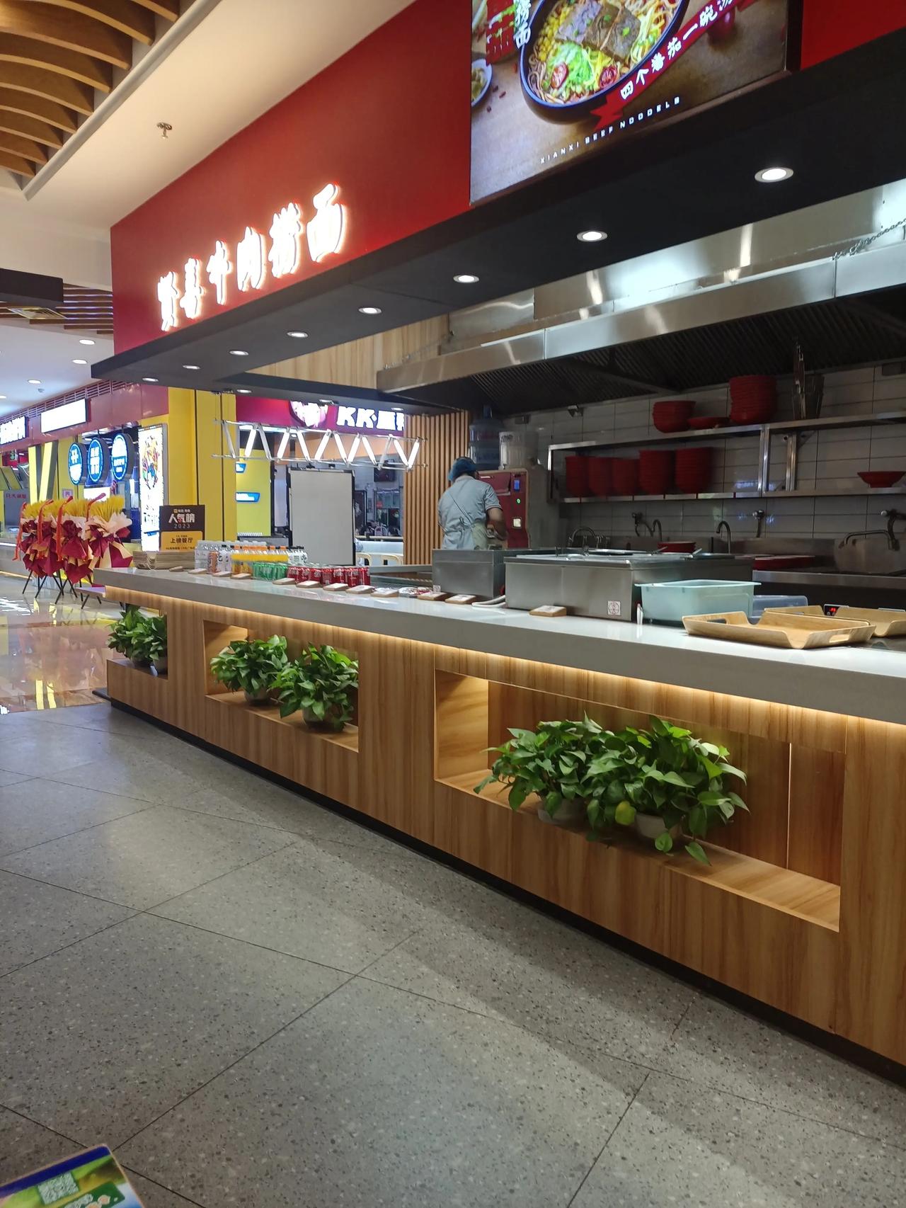 济南贤喜牛肉捞面
在万虹广场负一层，点了一份15.9的套餐，一份面，一听可乐，一