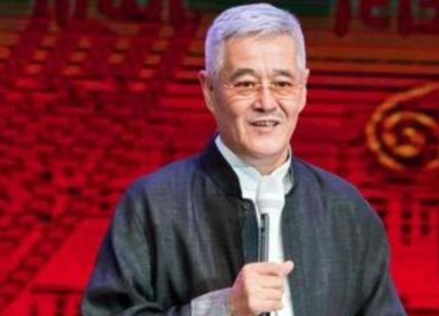 2009年，赵本山脑动脉瘤破裂，出院后，他把手头积蓄凑到一起，共13个亿，于是一