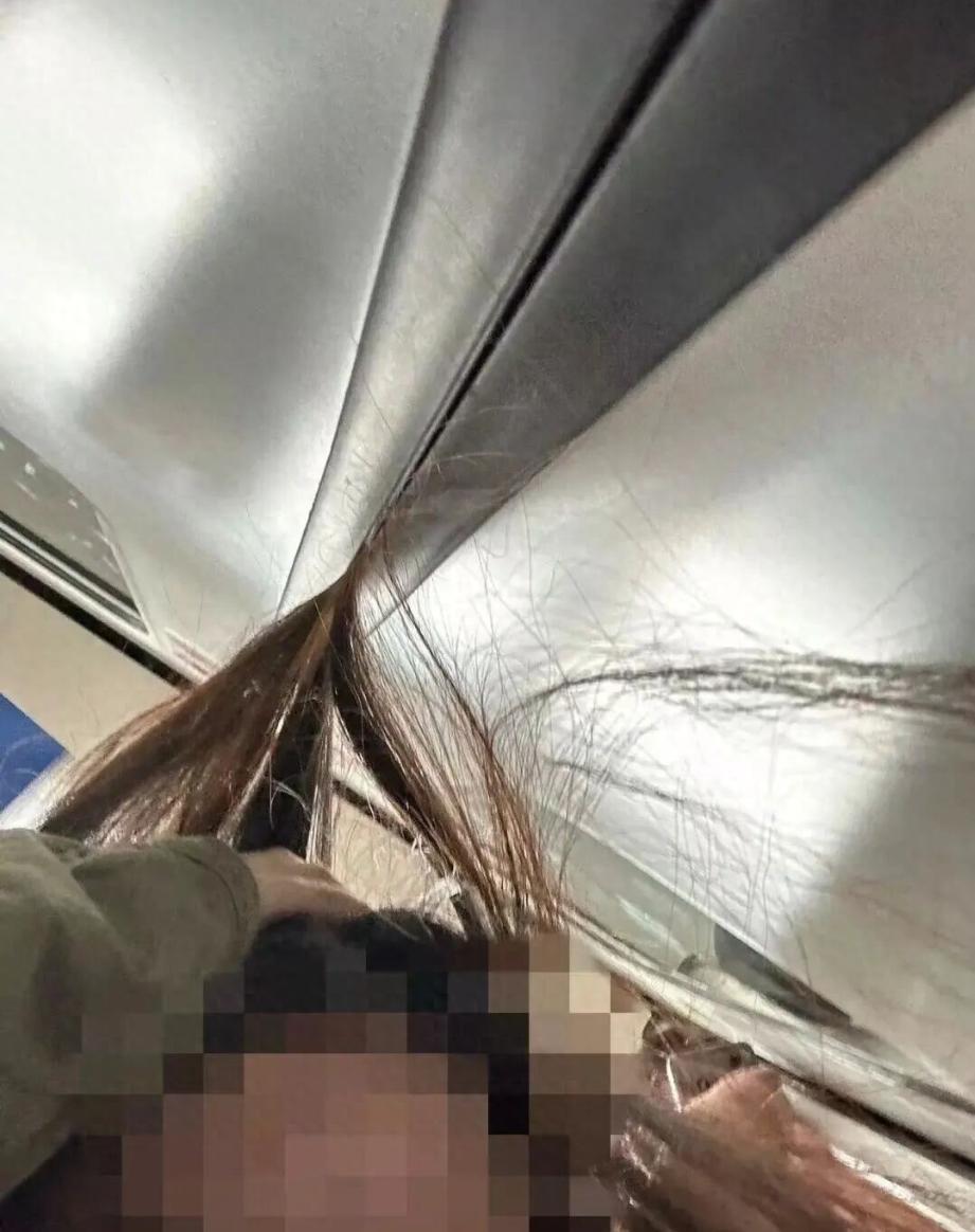 “这下尴尬了！”湖北武汉，一女生乘坐地铁，没想到上车时一个没注意，头发竟然被车门