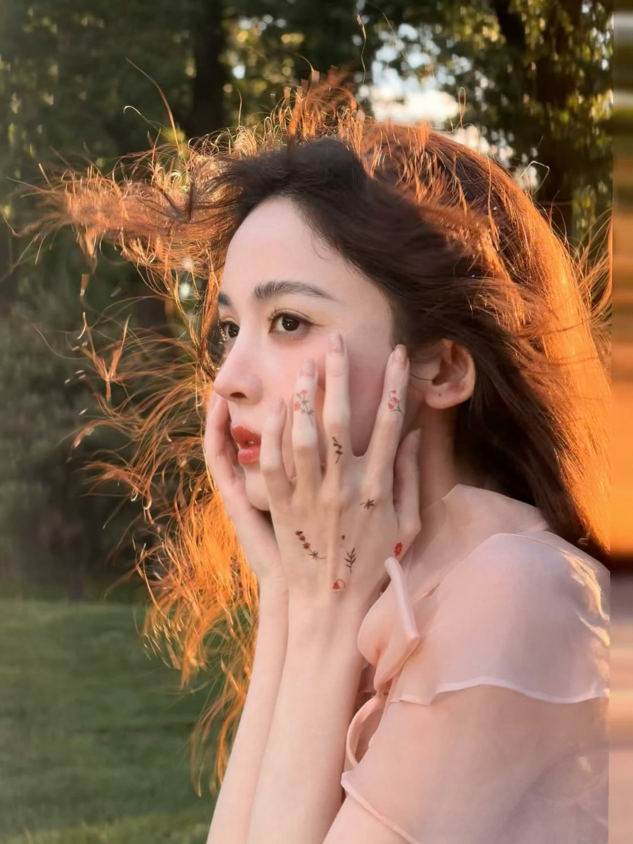 娜扎画报精灵大片我天！娜扎花絮图都美成这样，此女美貌已经不能用仙品形容了！！太美
