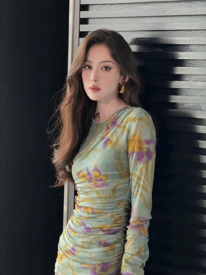 娜扎在美貌这块   娜扎在美貌这块简直就是毋庸置疑的~修身的花裙子真的是展现出来