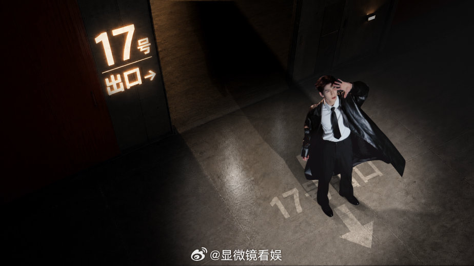 张凌赫只为你而来 风衣领带勾勒利落轮廓，列车里冷静传达指令的张凌赫气场十足，纵身