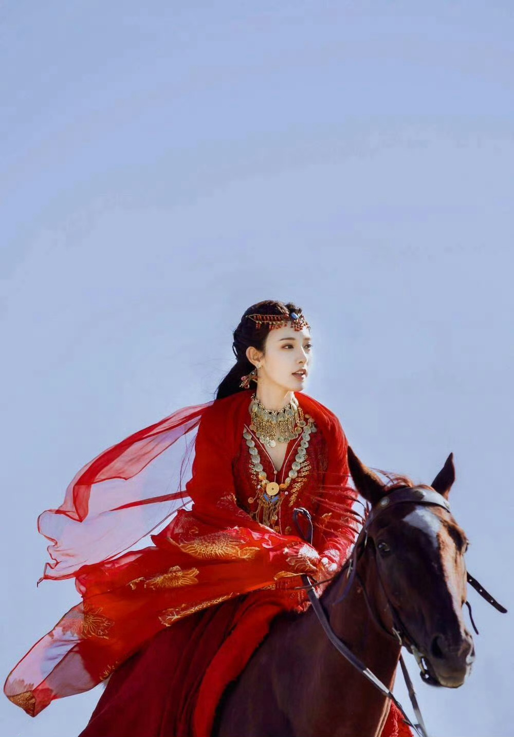 彭小苒穿红色眼前一亮又一亮我的妈呀这个彭小苒简直是红色系穿搭界最严厉的母亲！！直