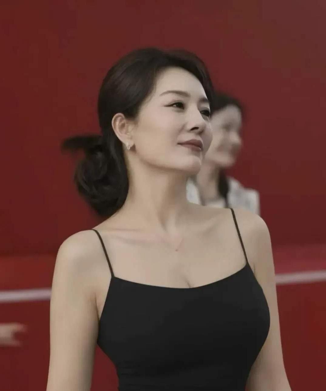 国庆最火女人“秦主任”：被误认领导，爆红后拒直播关账号，清醒离场
国庆最出圈的，