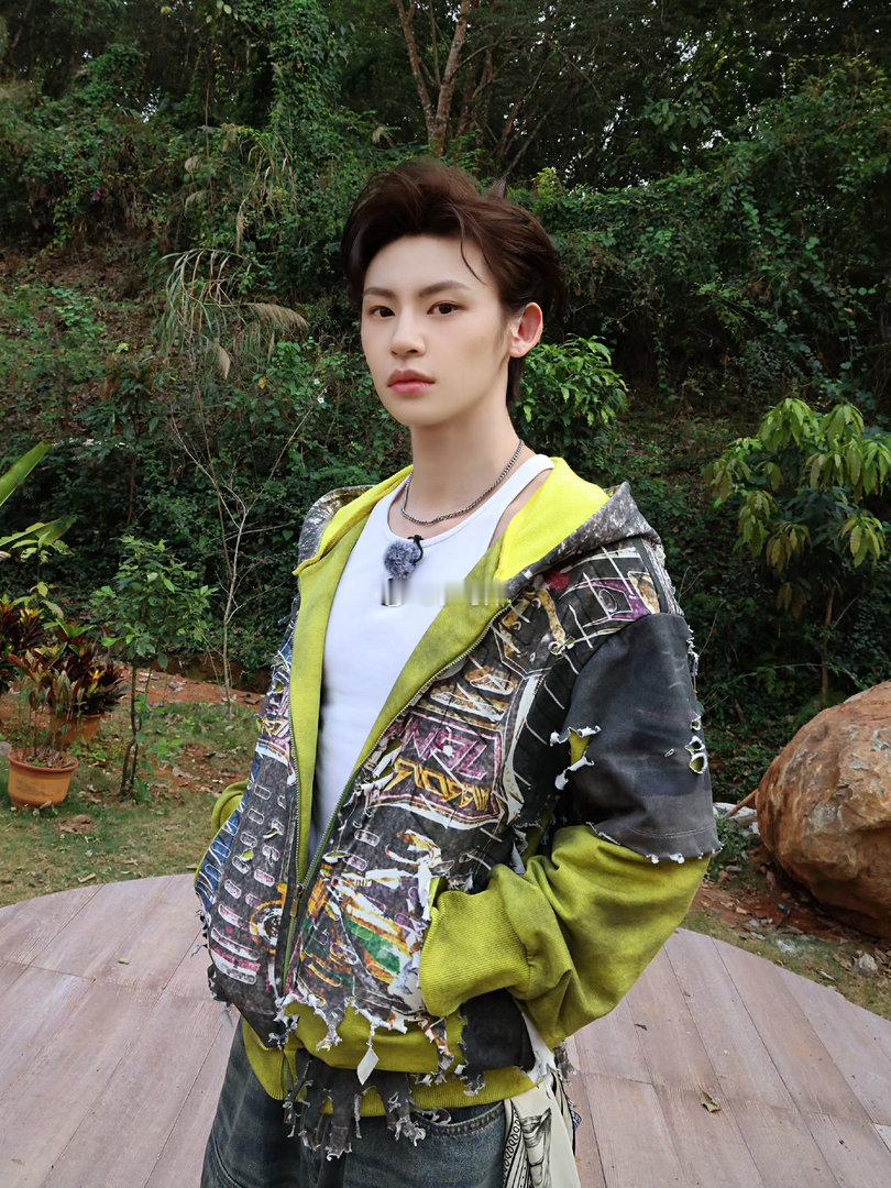 小鬼拱火拱到自己身上小鬼被姚晓棠的鸡翅打了 张星特第一次放下鸡翅的动作已经很明显