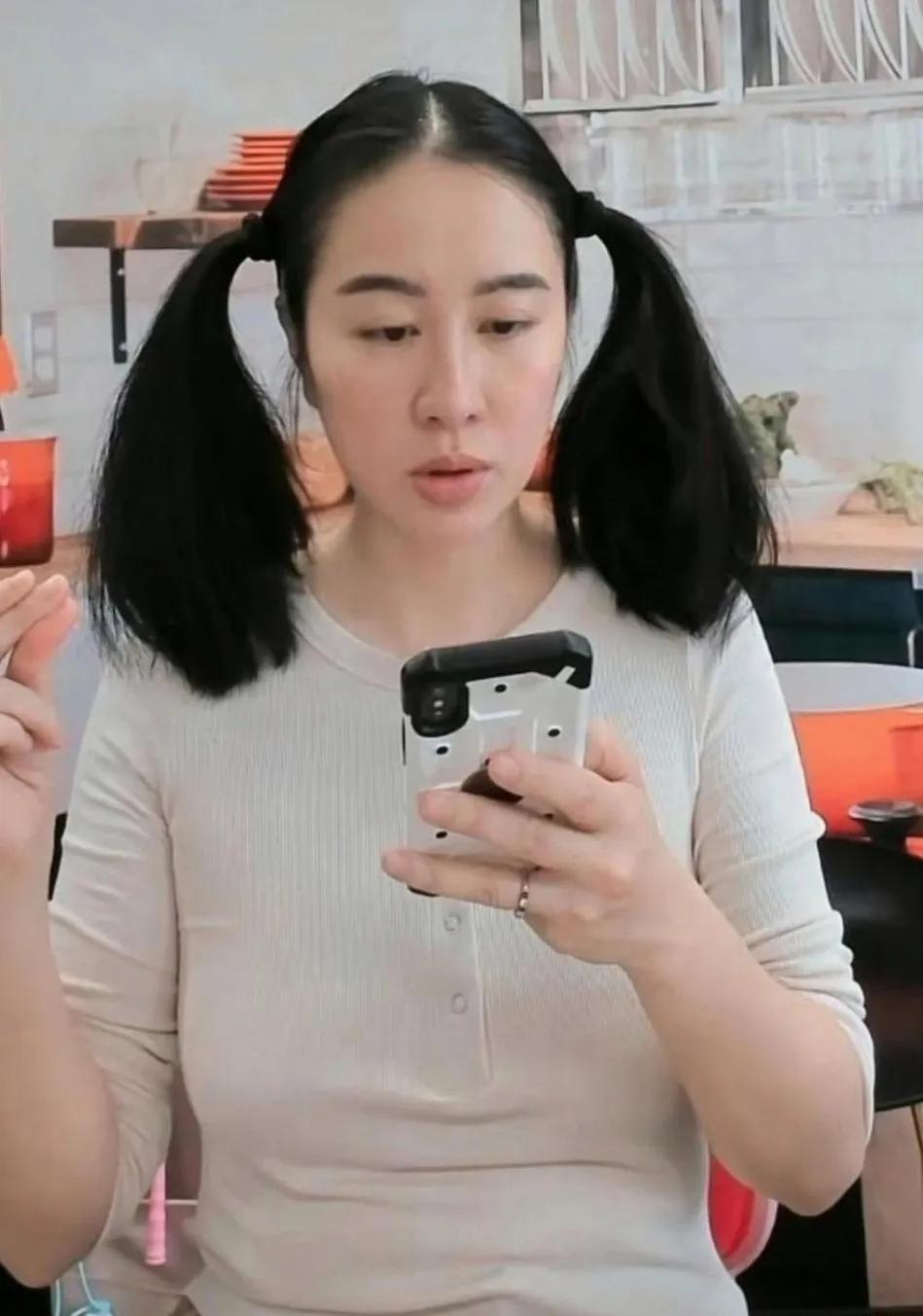 叶璇这胸都快掉肚子上了，她也不穿个内衣。就靠装傻充愣吸引观众。
她直播间必须关注