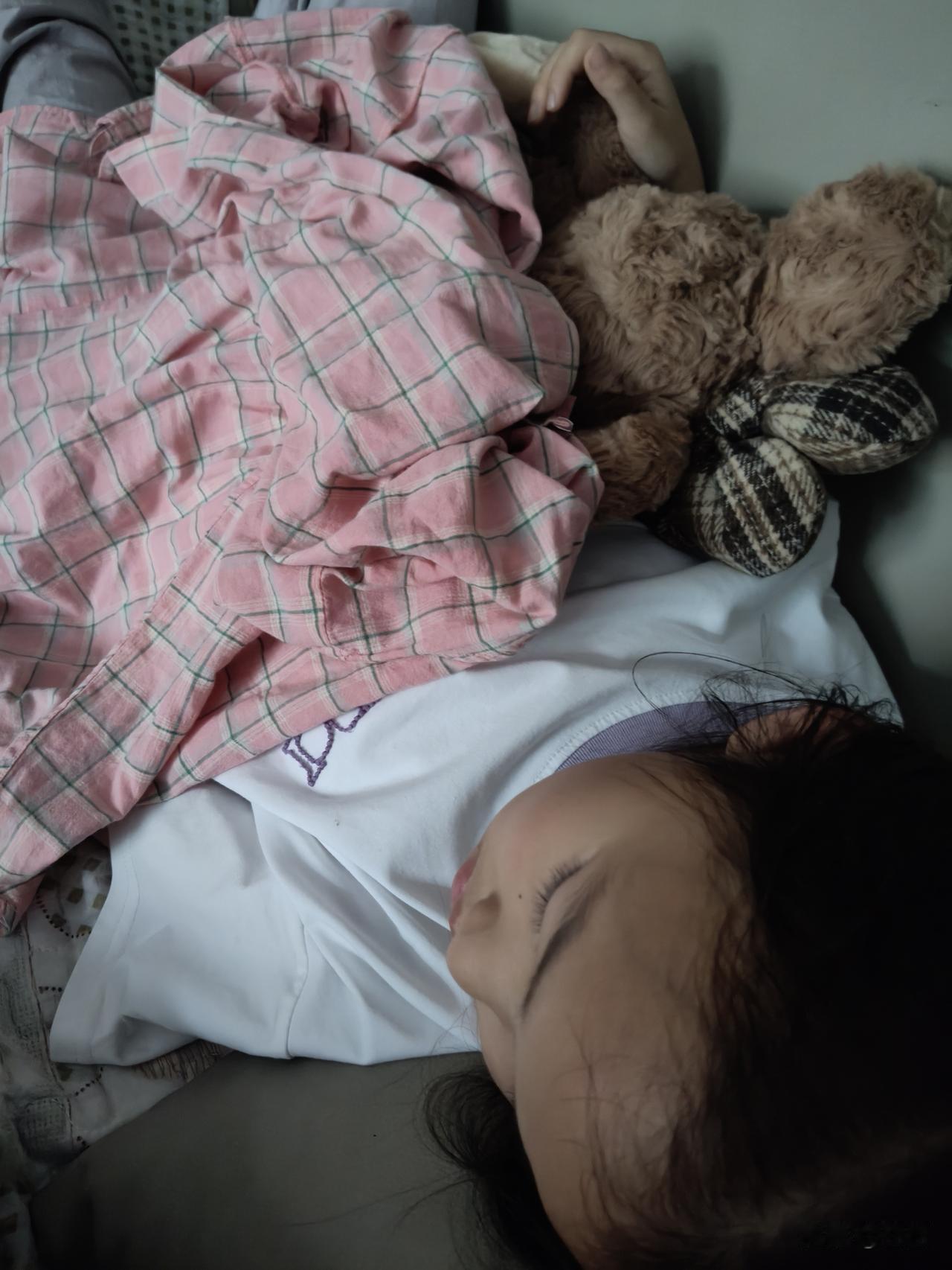 9岁的小女儿昨晚上发烧了，孩子特别难受，一晚上都没有睡好……

估计是昨下午去给