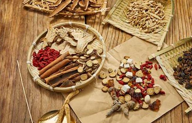 乡下小姨突然就不想活了，一直哭，她才57岁，全身是毛病，从头痛到脚，就和那年久失