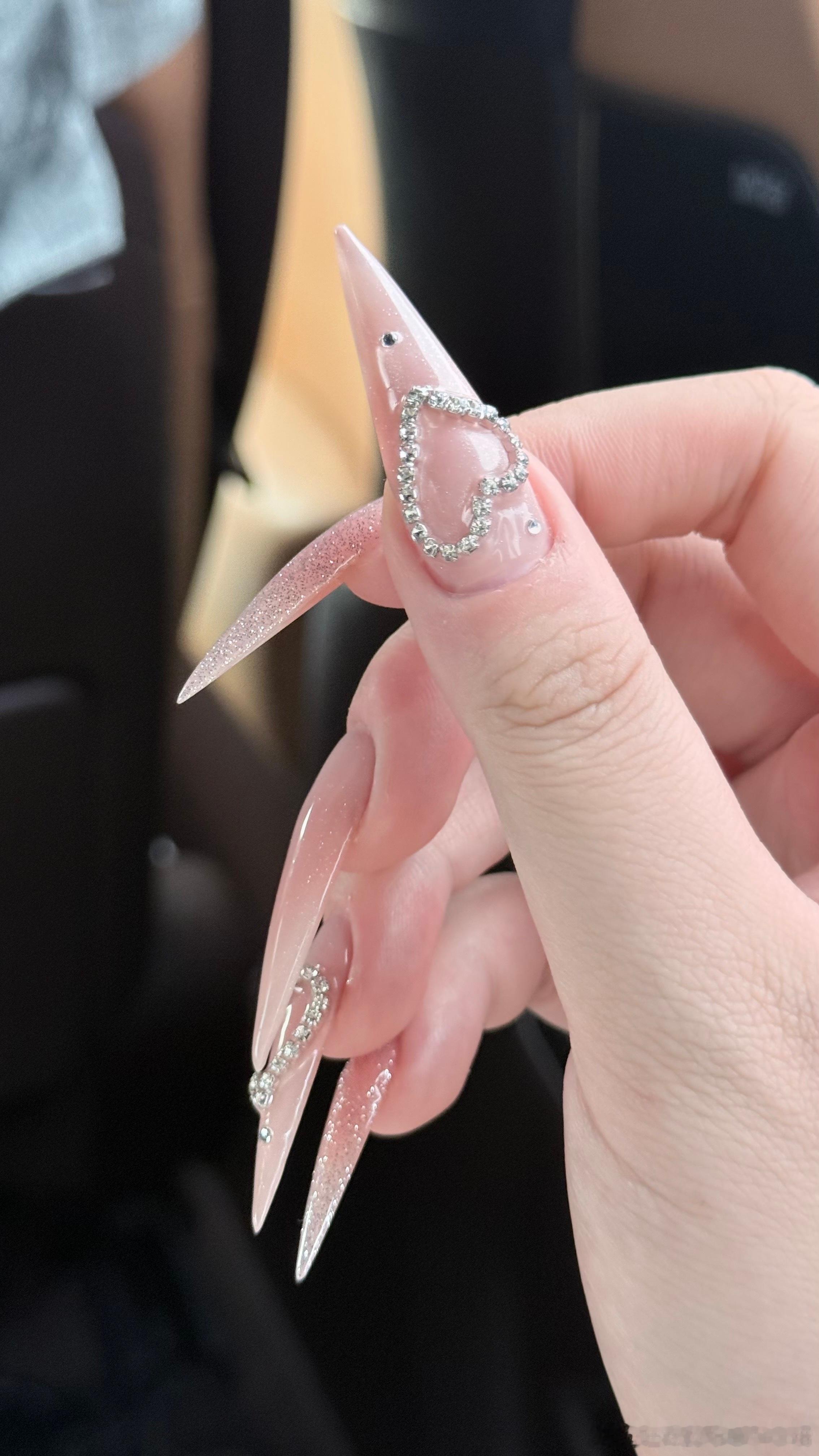 💅🏻38521【推荐】之前一直都做椭圆或者尖圆，在御用美甲师的极力推荐了三个