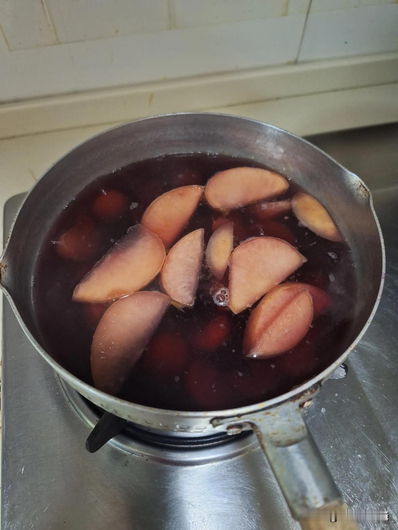 冬日生活打卡季冬日你那的银杏🌲黄了吗？热乎的橘子苹果茶，自制鸡蛋饼，晚上一起火