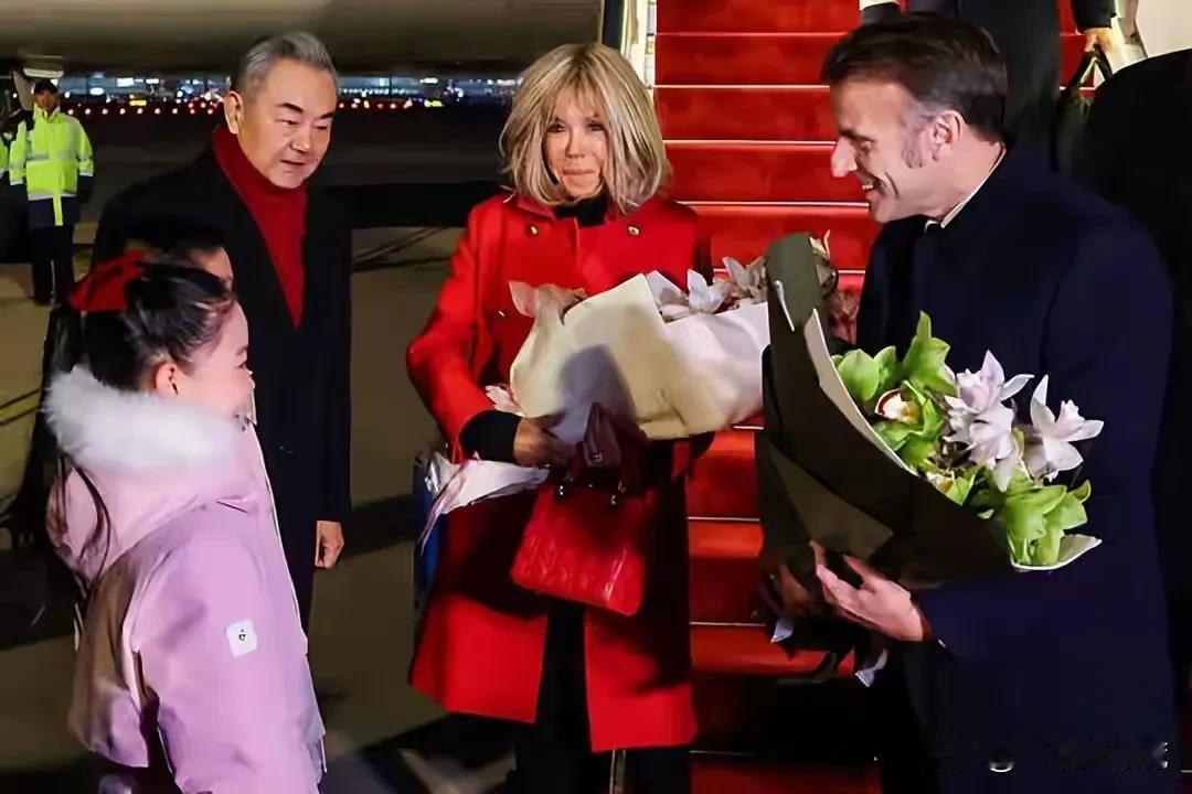马克龙携夫人来访，瞬间对他好感度拉满，
不是因为他下飞机时满脸笑意，也不是因为他