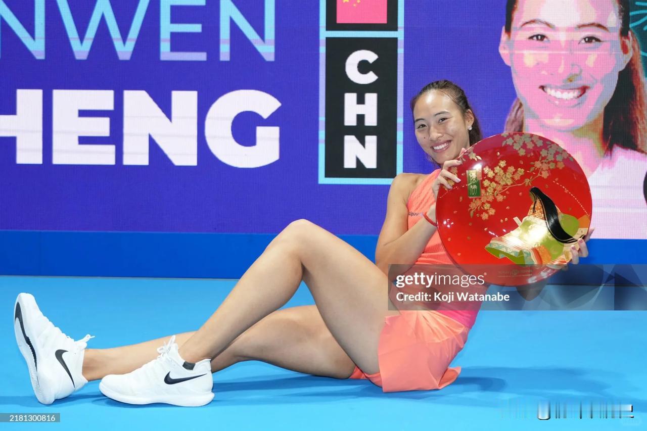 郑钦文东京碰盘子图！这组图真的很美
郑钦文那可真是漂亮得很呐！

她身上那种自信