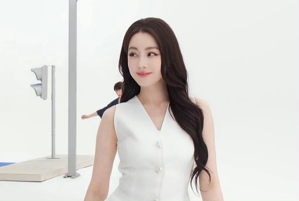 迪丽热巴品牌宠儿谁懂啊！迪丽热巴和品牌的适配度真的拉满，每次官宣都美到出圈，不愧