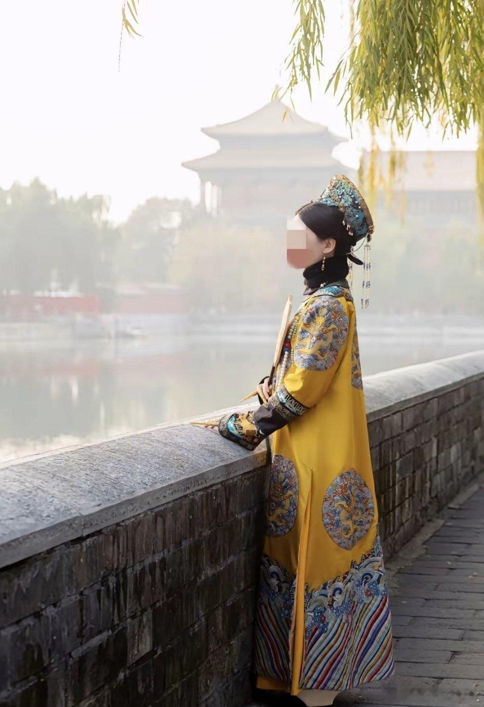 北京天坛的风向，真是说变就变。前脚还是满城的格格在招揽生意，后脚就全换成了明制汉