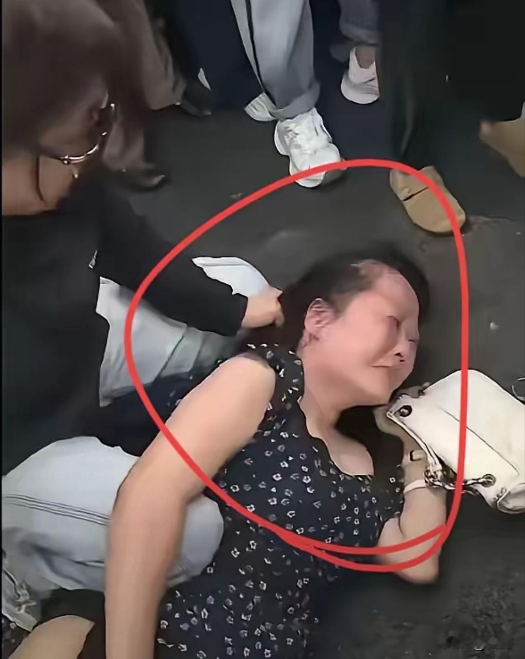 当街被扒底裤这事也很蹊跷，看年龄这女人感觉有五十多岁，打她的是一个年轻的女孩，和