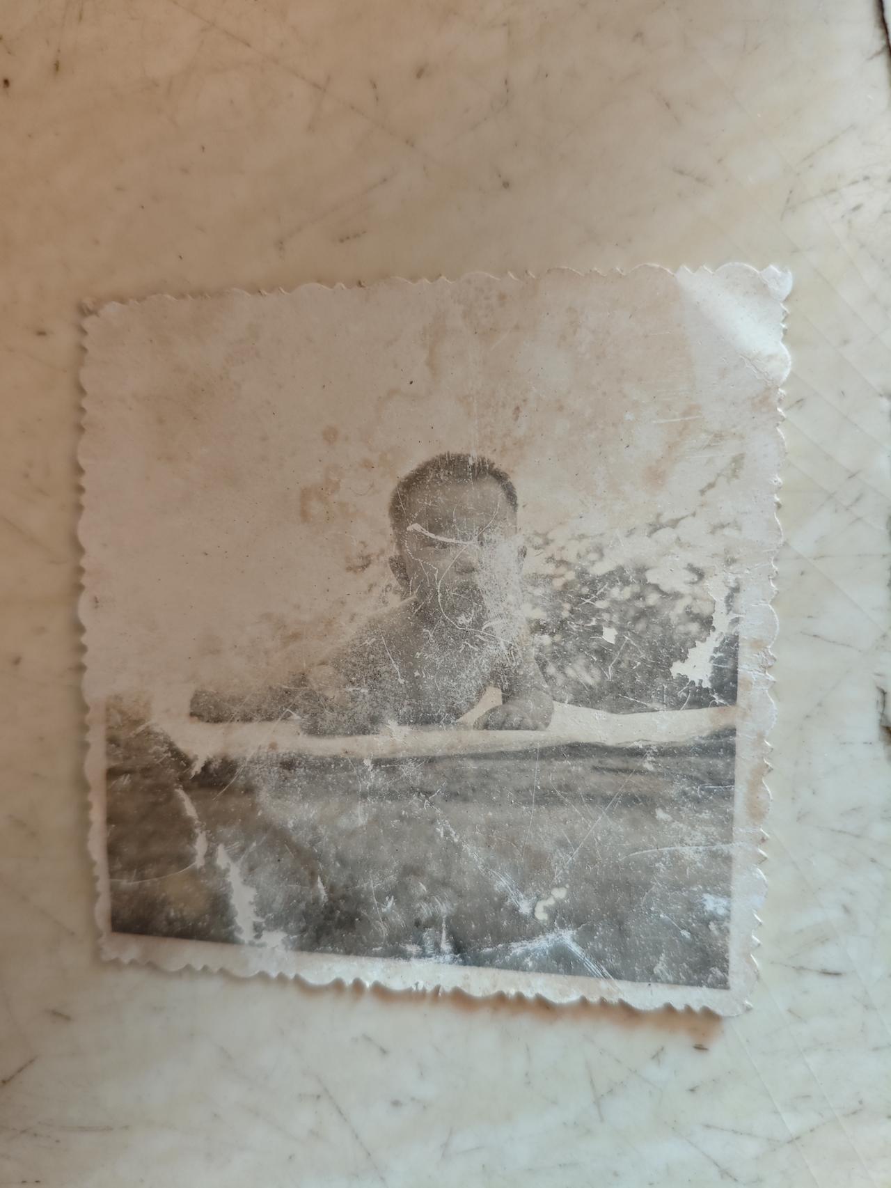 我的几张发黄的里白照
记带着时代的印记，
 翻看它，让我感慨万千。
指尖碰着这叠