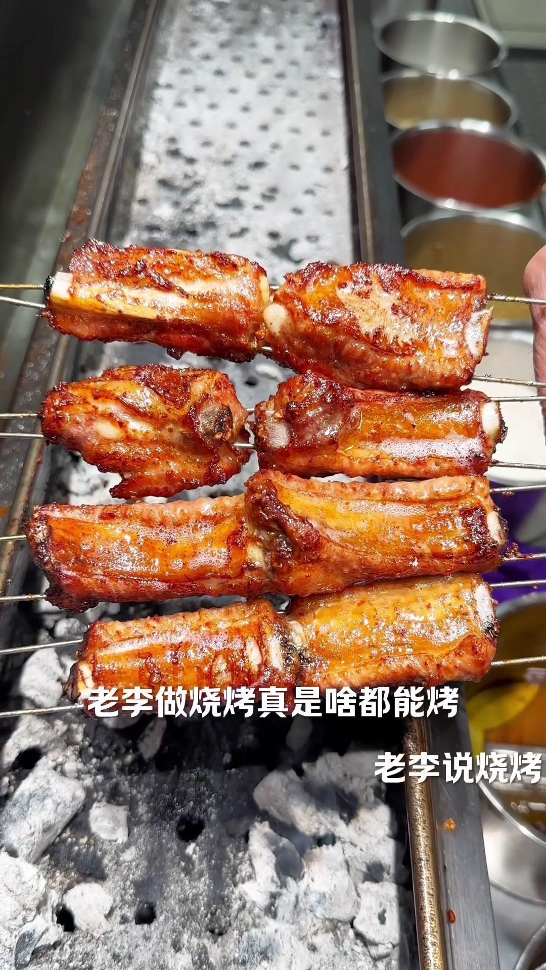😋这个烧烤店的特色菜肴蒜香排骨就非常的不错，肉质鲜香味美，软烂脱骨，浓郁的蒜香