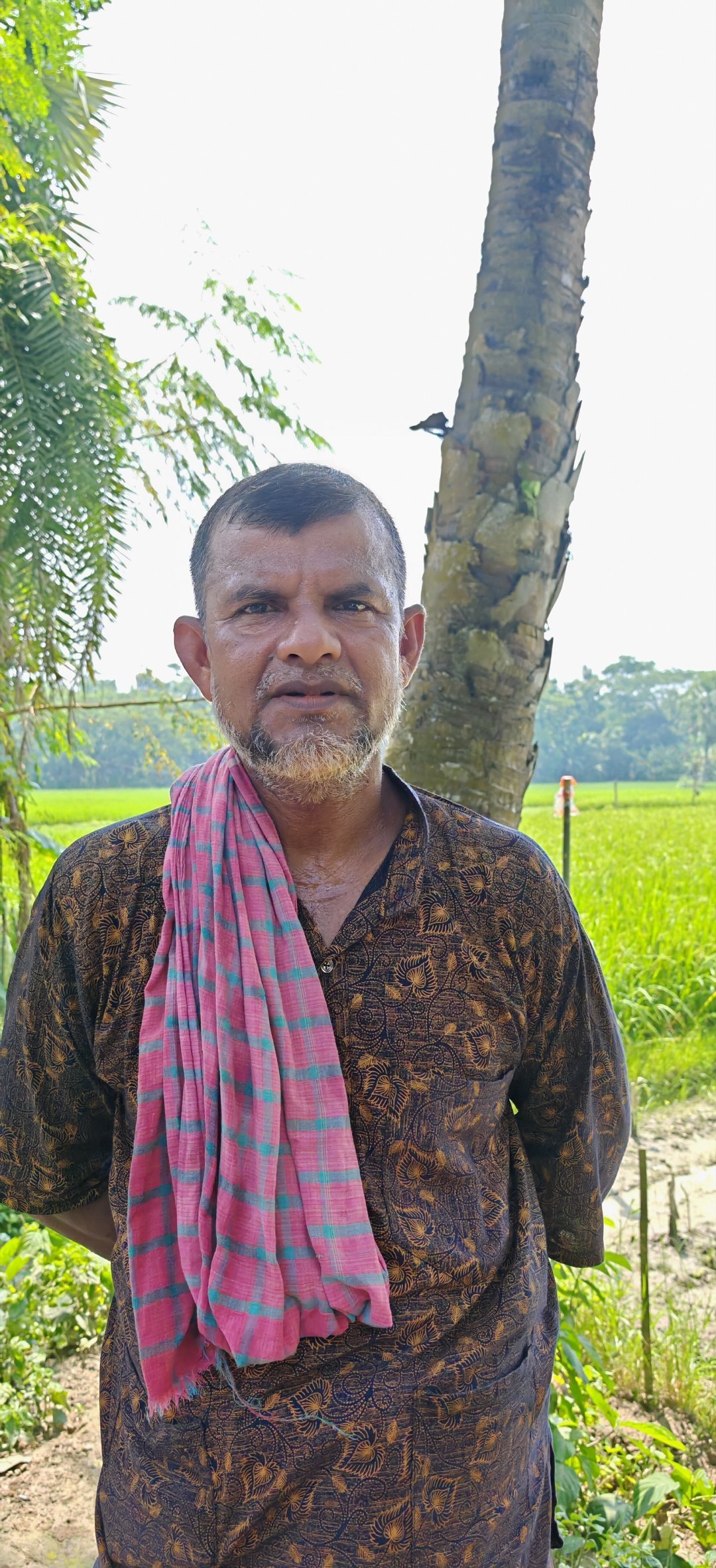 9月20日，我在jashore采访当地富农biswas，天气极炎热，我们在树荫聊