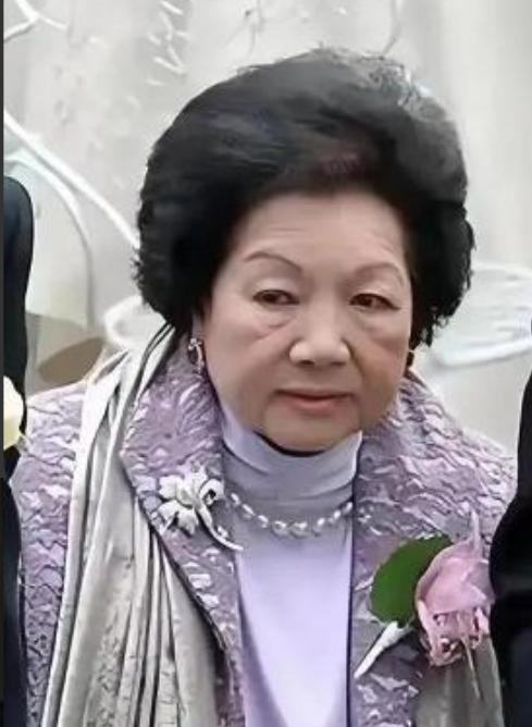 1960年，霍英东要迎娶离婚且带着一个儿子的冯坚妮。原配吕燕妮没有反对，只是提了