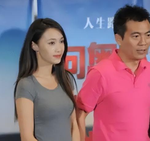 2006年，黄健翔在太太孙颖做完乳腺癌手术后立即提出离婚，孙颖泪流满面地质问：“